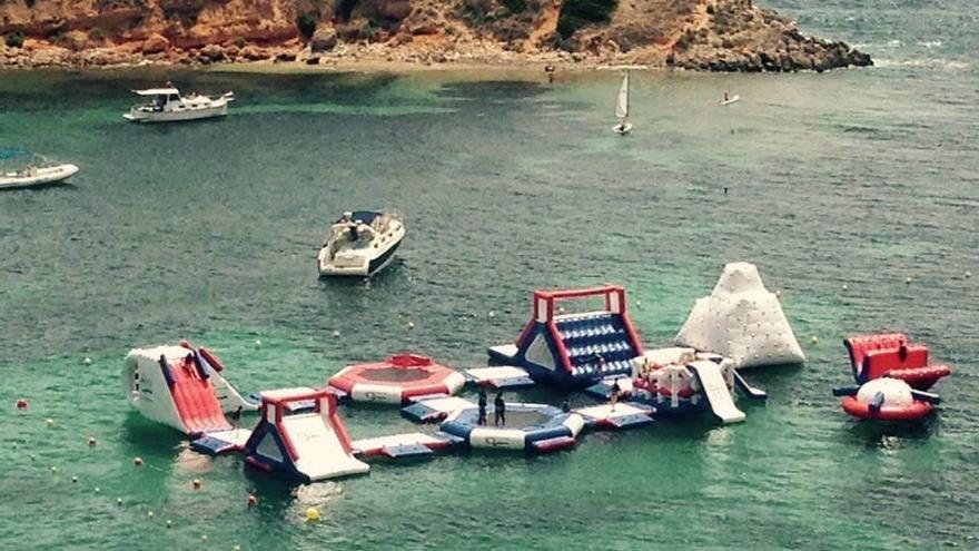 El parque flotante de la playa del Oratori de Portals Nous se instaló recientemente.