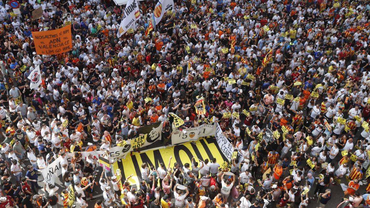 Una de las protestas de la afición del Valencia contra Meriton