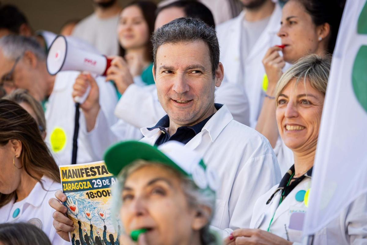 Concentración de los médicos en el hospital Clínico de Zaragoza en el primer día de la segunda seman de huelga médica.