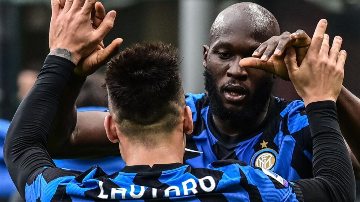 Lautaro y Lukaku celebran uno de los goles al Milan.