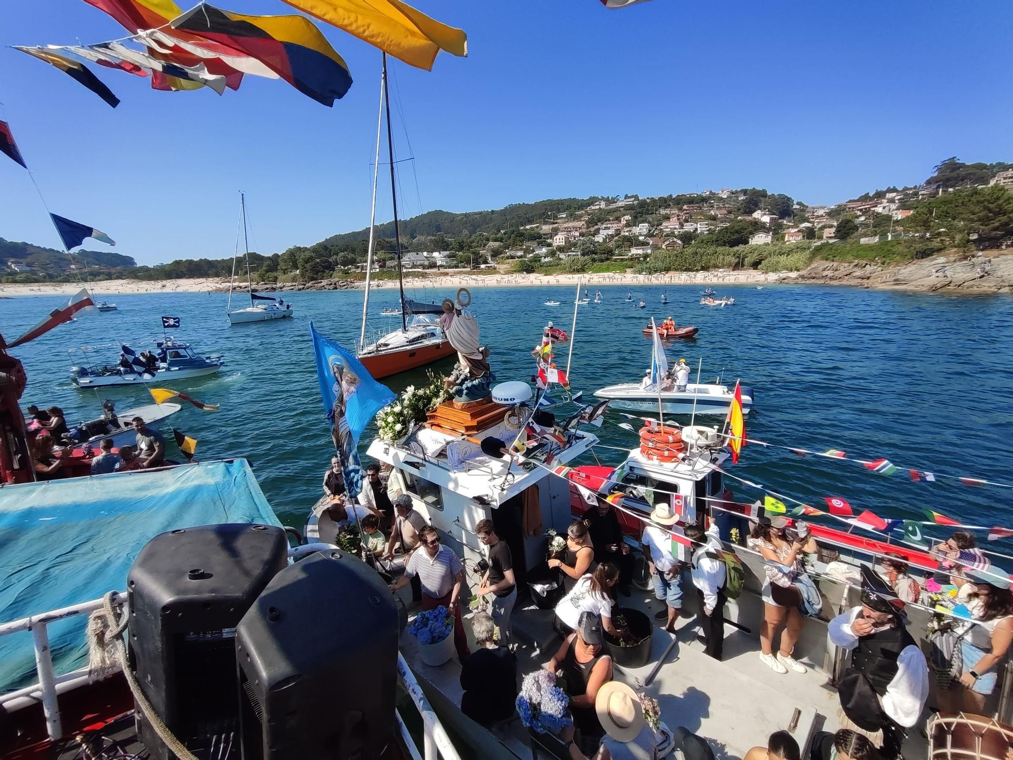 Cangas se hace a la mar por su Virgen del Carmen