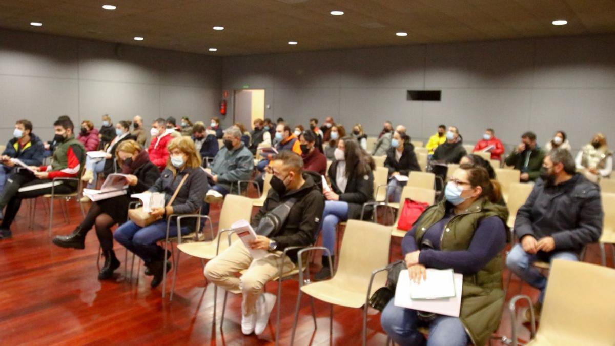 La asamblea de delegados sindicales de CIG celebrada ayer en el Auditorio de Vilagarcía.  | // IÑAKI ABELLA