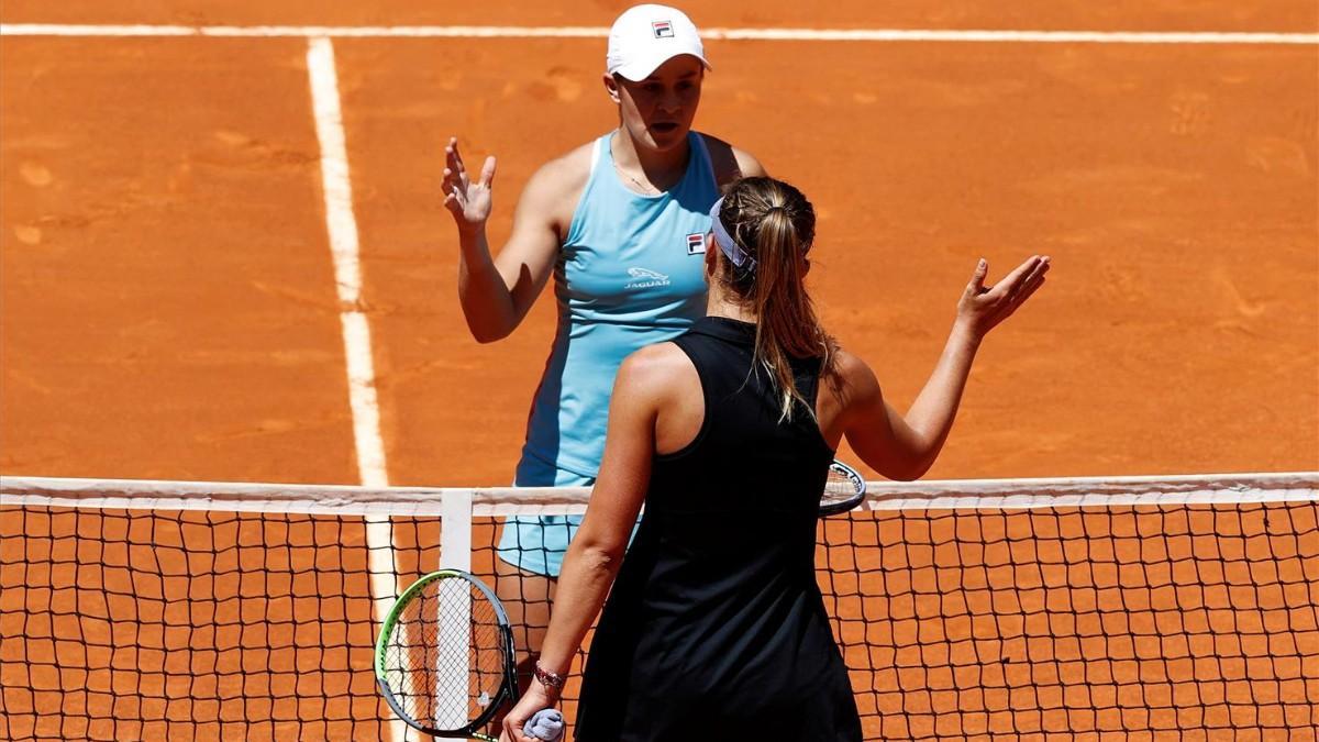 La tenista australiana Ashleigh Barty recibe las felicitaciones de la española Paula Badosa