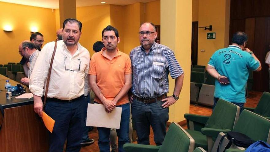 Alejandro Estévez, Alberto Fernández y José Ramón Morgade, ayer, en el salón de actos de la Cámara de Comercio.