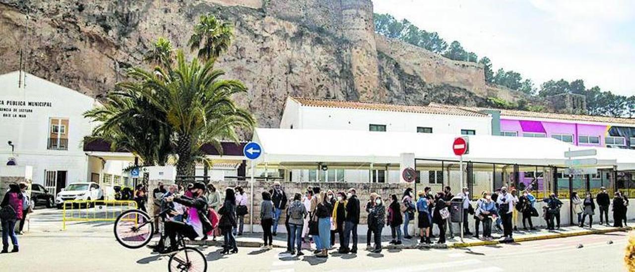 Cola para accederal punto de vacunación de Dénia.