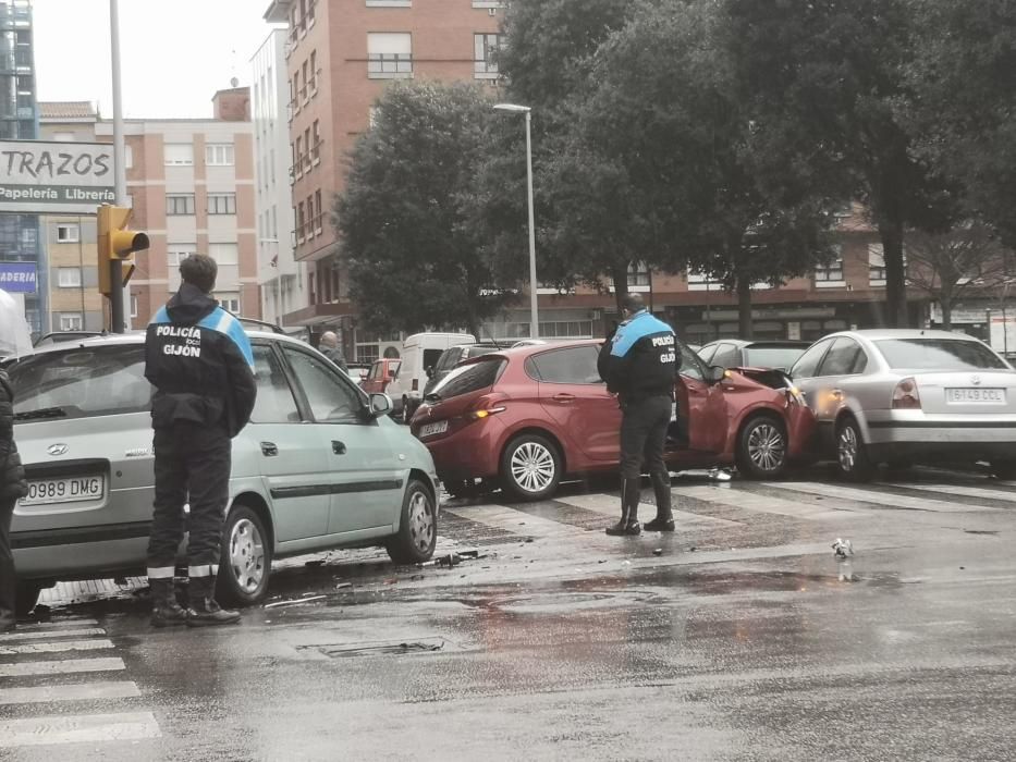 Espectacular accidente de tráfico en Gijón.