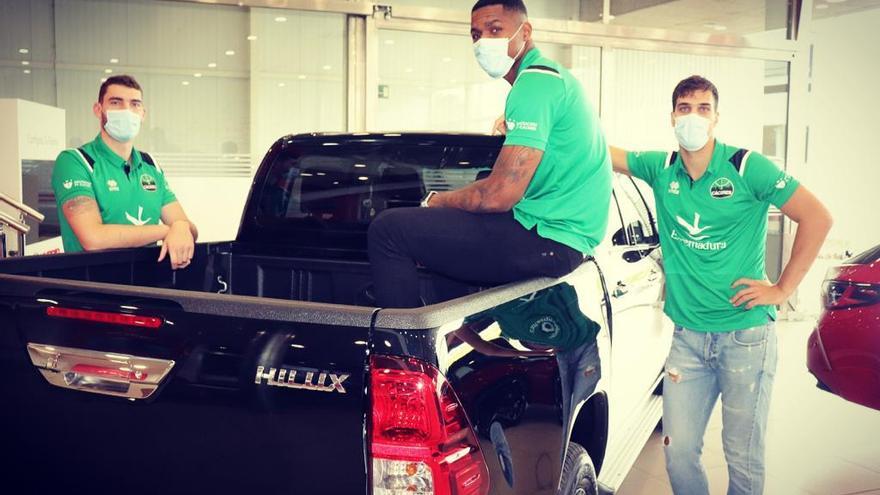 Julen Olaizola, Ben Mbala y Nik Slavica, en el concesionario de Toyota donde fueron presentados como jugadores del Cáceres.