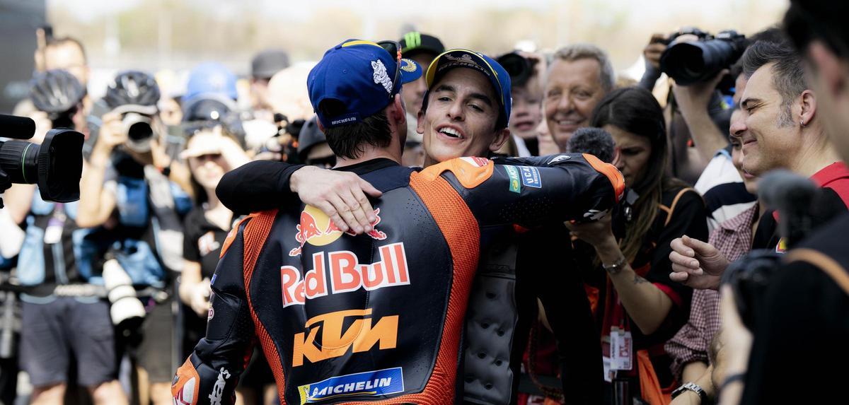 Marc Márquez (Ducati) fue el primero en felicidad, el sábado, a Pedro Acosta (KTM) por su victoria.