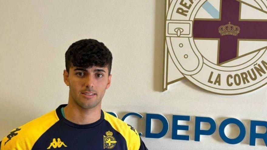 Álex Alfaro, reciente fichaje del Fabril, posa en la Ciudad Deportiva de Abegondo. |  // RCD