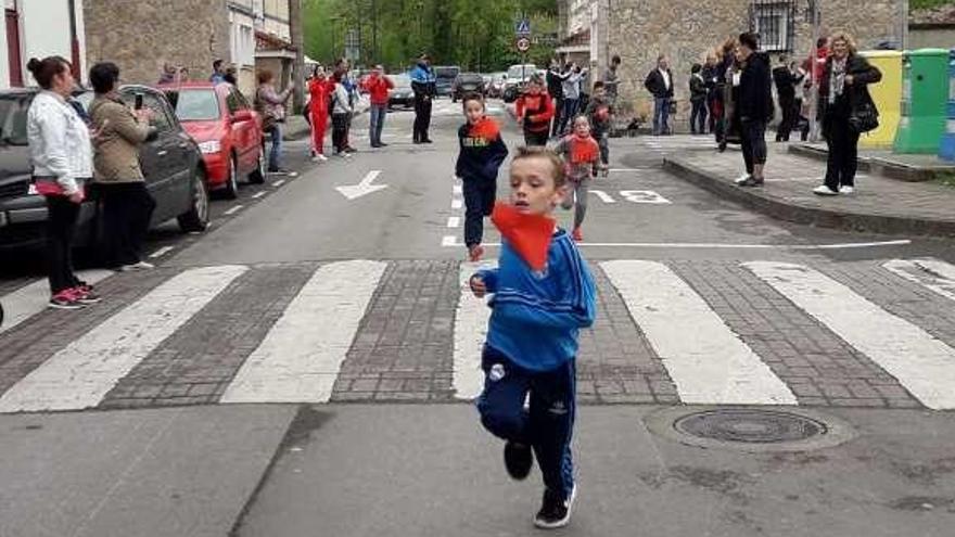 Participantes en la carrera solidaria del colegio público Río Sella de Arriondas.