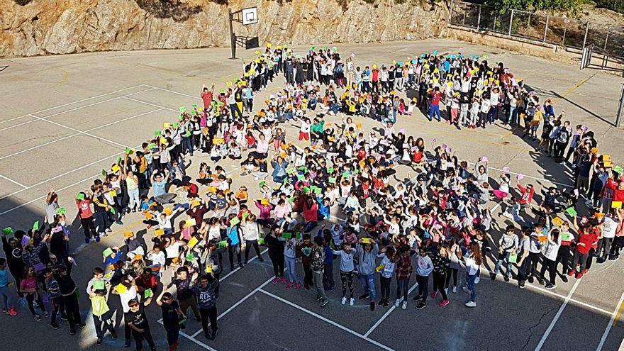 Acto solidario de los alumnos del Colegio Jaume Fornaris
