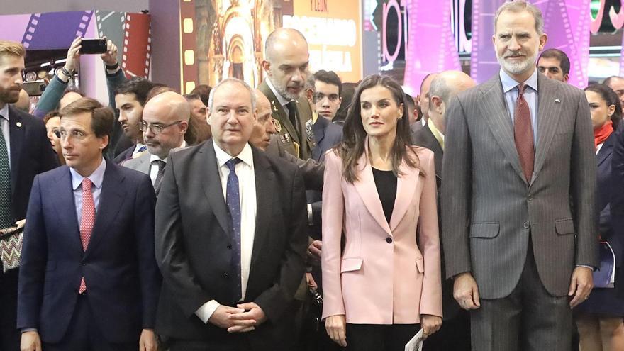 La reina Letizia con la blazer rosa de Zara