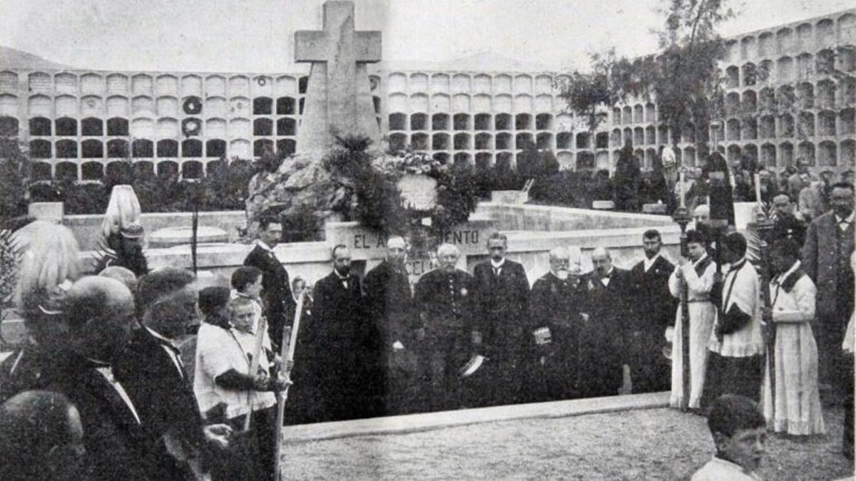 Inaguración del panteón, en 1904.