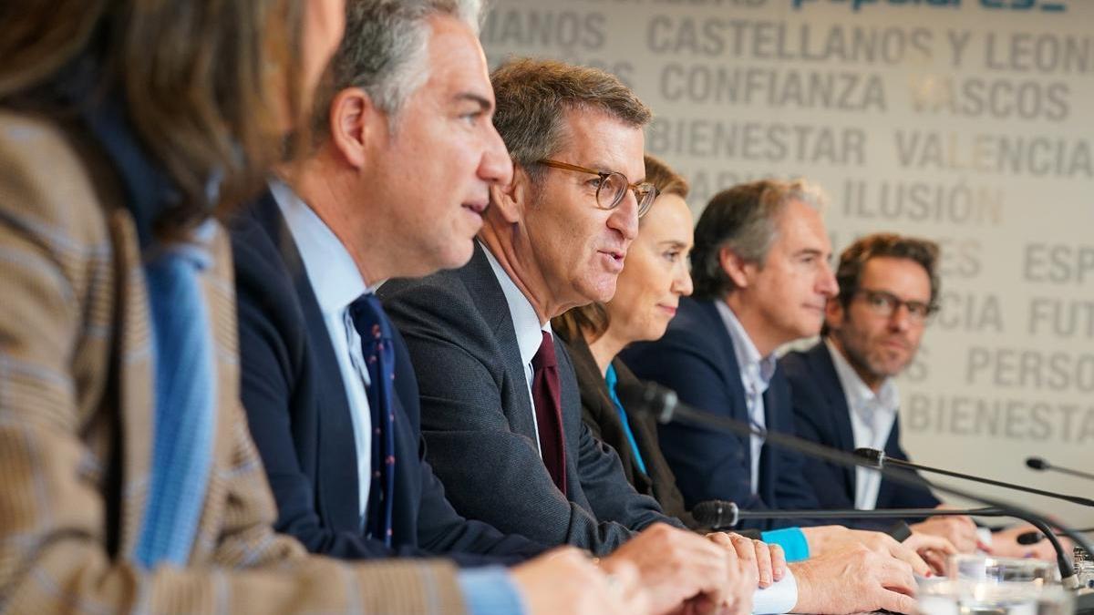 Alberto Núñez Feijóo, con la cúpula del partido, el pasado lunes en la reunión del comité de dirección.