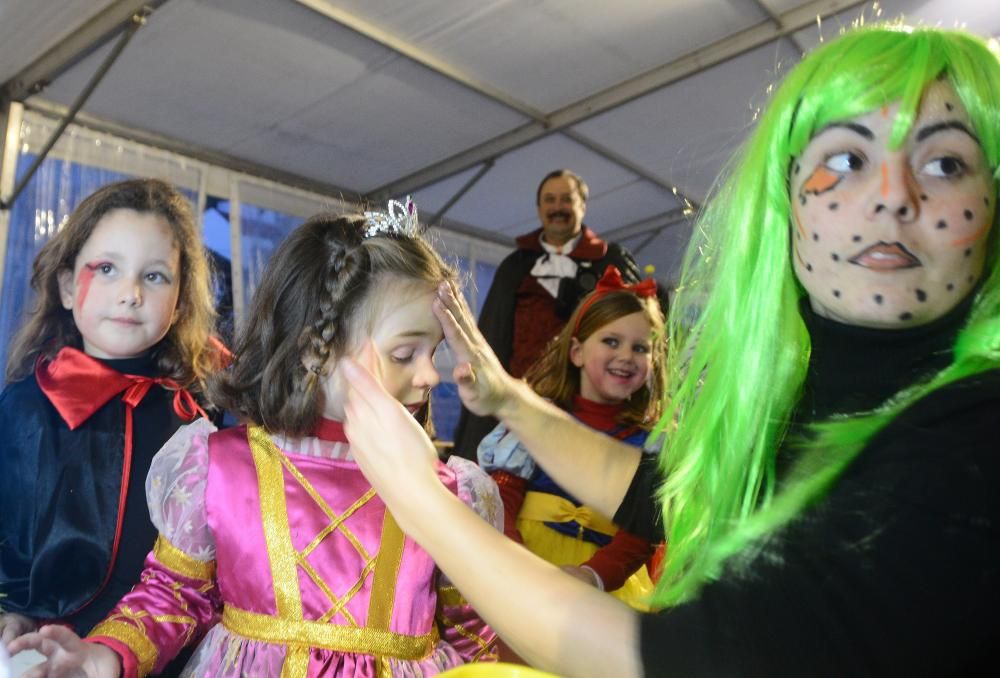 Entroido en O Morrazo 2016 | Las lluvias llevan a los disfrazados a Reibón y a la carpa de la plaza Massó