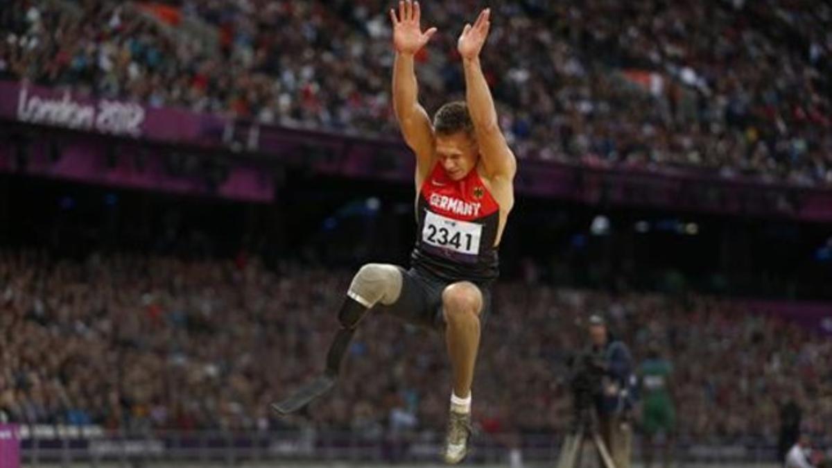 Rehm, en pleno salto, en los Juegos Paralímpicos de Londres 2012.