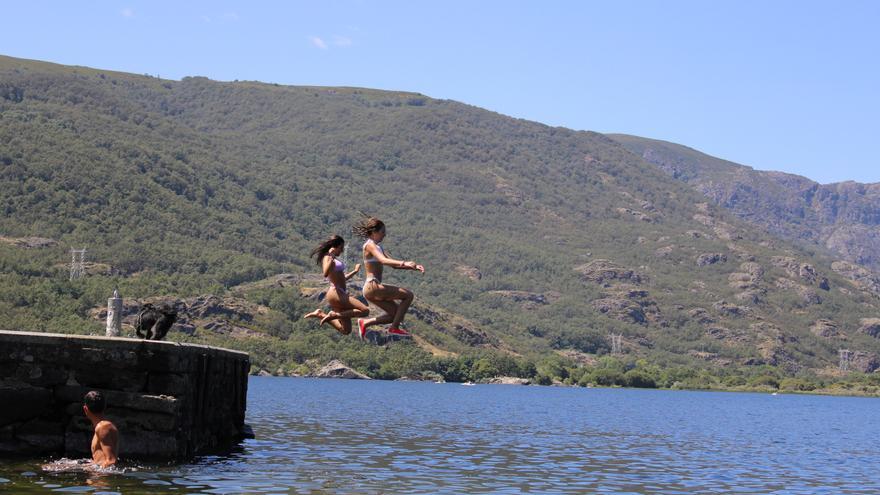 La ola de calor llena las playas del Lago de Sanabria