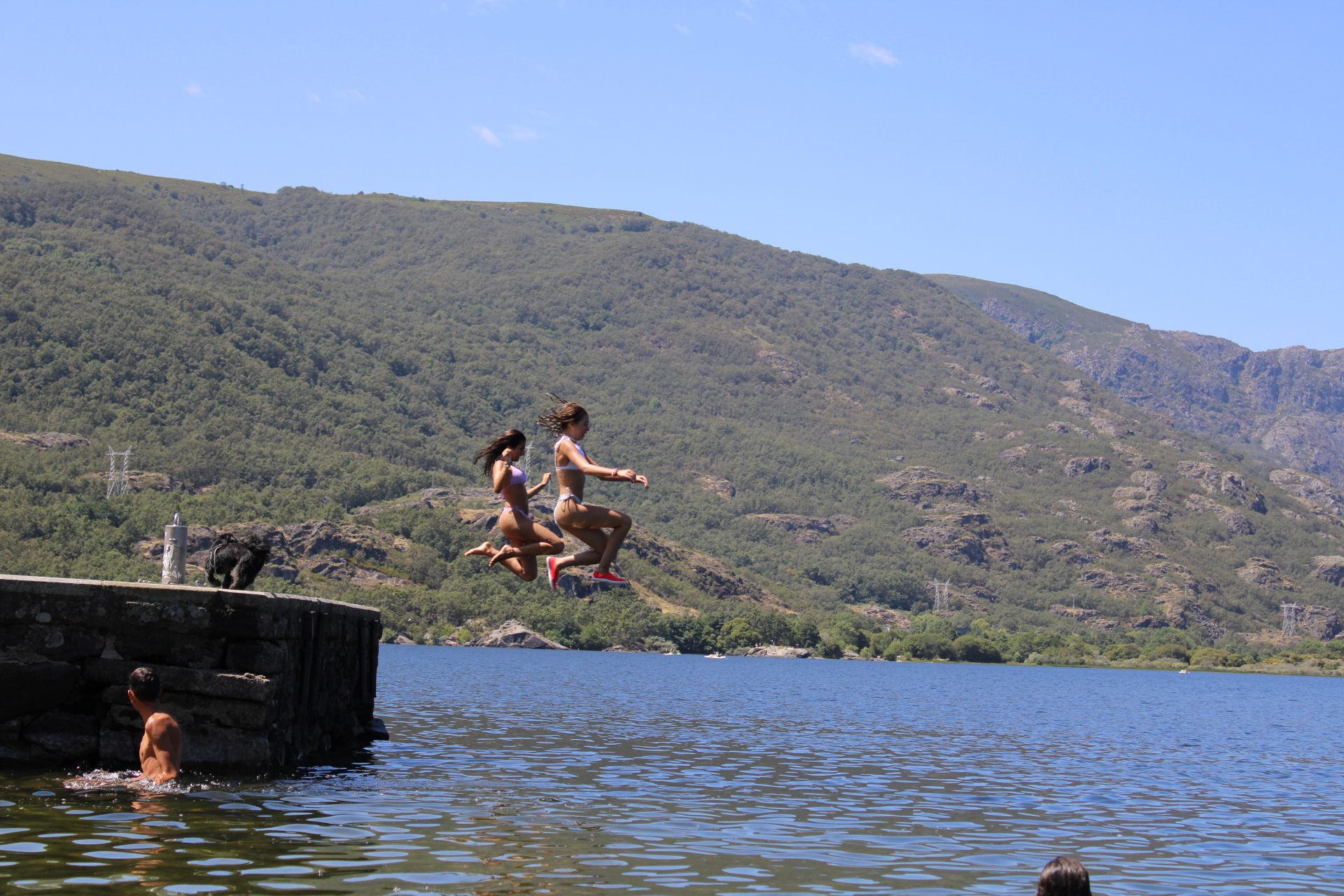 La ola de calor llena las playas del Lago de Sanabria