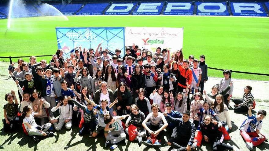 Los alumnos del Eusebio da Guarda, junto a las jugadoras Malena y Peke, en una visita a Riazor.