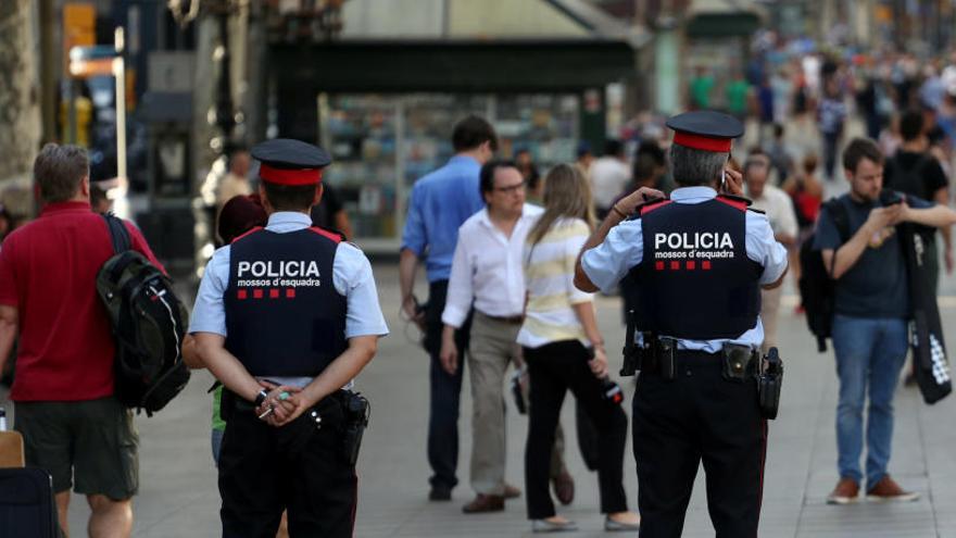 Mossos d&#039;Esquadra en La rRmbla de Barcelona.