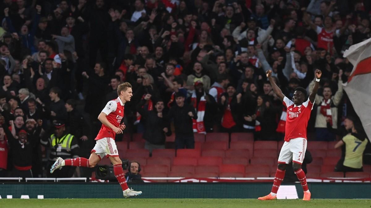 Odegaard y Saka celebran uno de los goles del Arsenal ante el Chelsea (3-1)