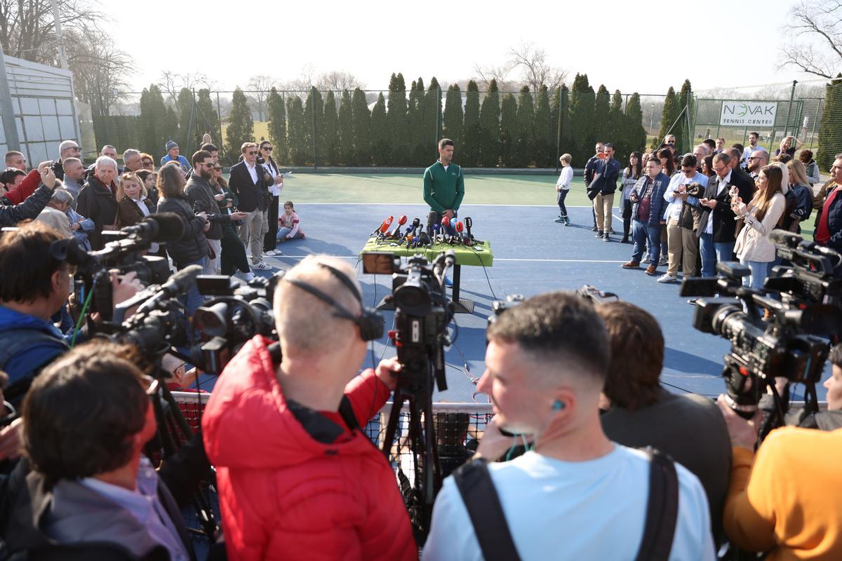 Novak Djokovic, en su multitudinaria rueda de prensa ante la prensa de Belgrado