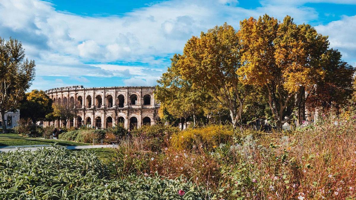 Nimes conserva monumentos romanos como la Arena y la Maison Carrée.