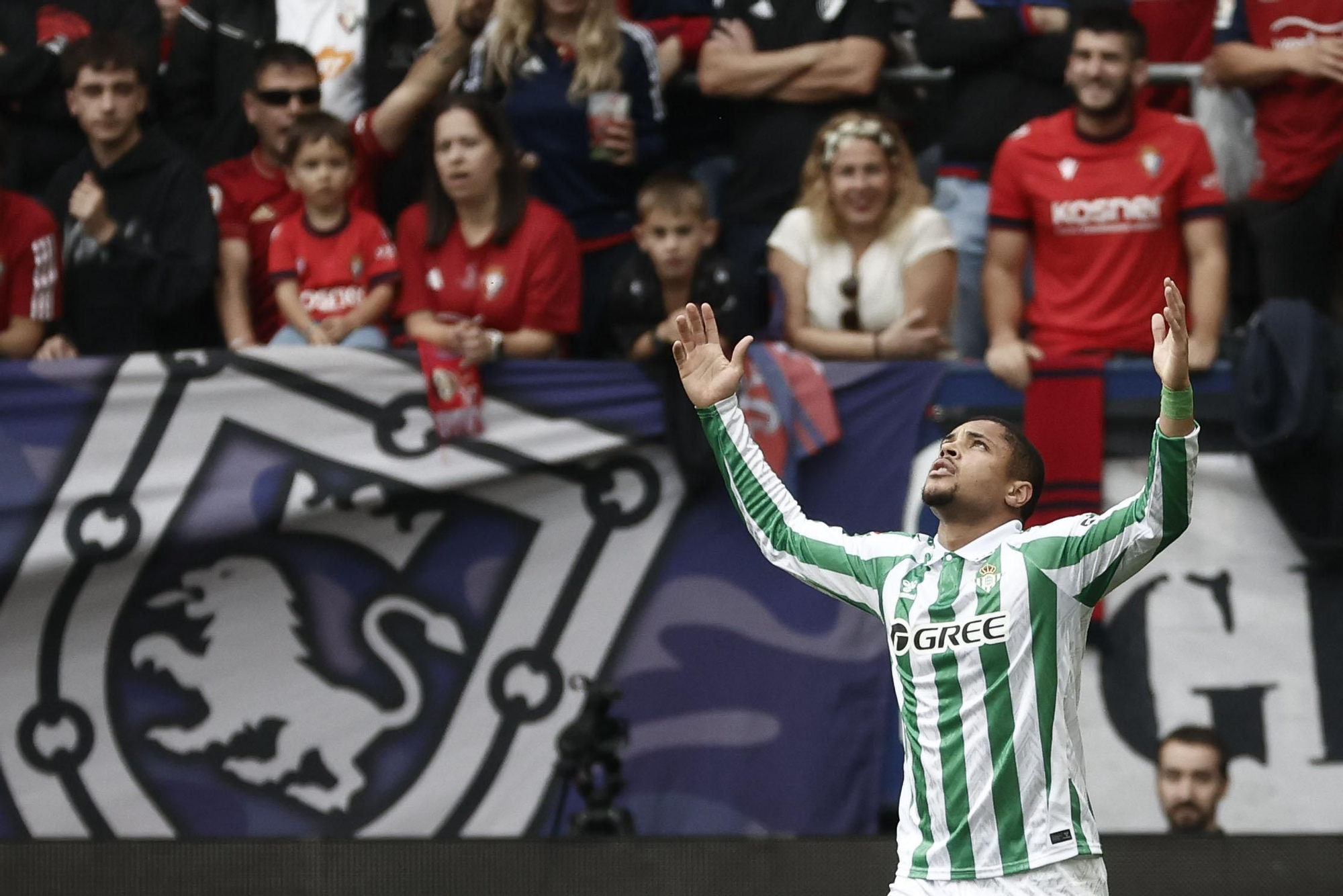 PAMPLONA, 19/10/2024.- El delantero brasileño del Betis Vitor Roque celebra tras anotar el 0-1 durante el encuentro correspondiente a la décima jornada de LaLiga entre el Osasuna y el Betis en El Sadar, Pamplona, Navarra, este sábado. EFE/ Jesús Diges