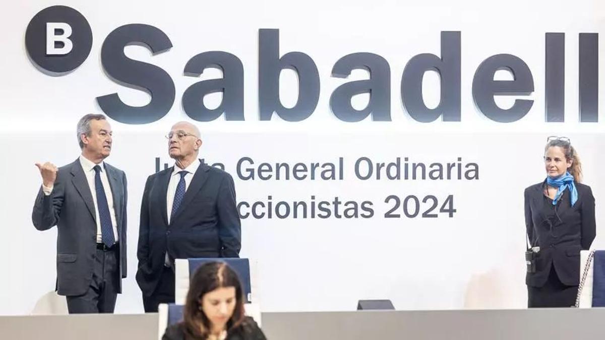 César González-Bueno y Josep Oliu, en una junta del Sabadell en Alicante