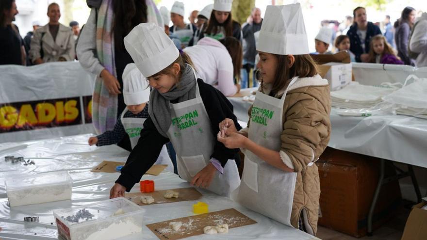 Niños en el taller de elaboración de bollos, en la Festa do Pan de Carral. | LOC