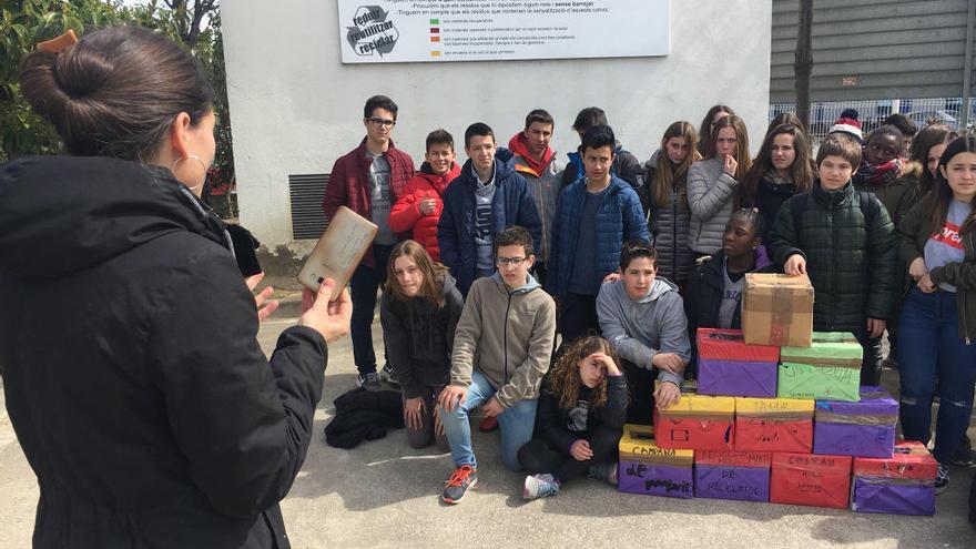Alumnes de l&#039;Escola Pompeu Fabra lliurant el miler de mòbils a la deixalleria de Salt