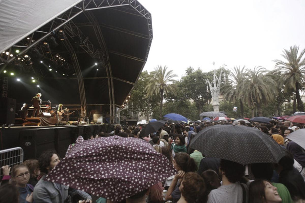Els assistents al Primavera Sound van anar a l’Arc de Triomf amb paraigua a causa de la pluja