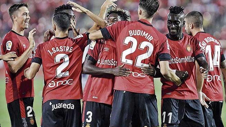 El plantel bermellÃ³n celebra el tanto de Budimir ante el Levante