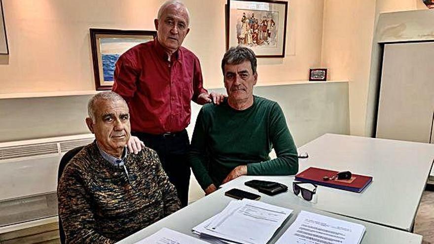 Cristobal Quintero, Rafael Sánchez y Jorge Mirete muestran las firmas de pacientes enviadas al SMS.