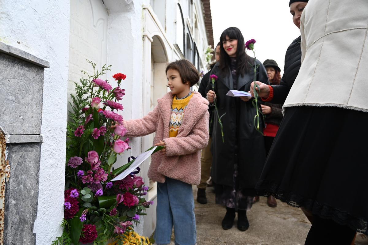 Una niña deposita un clavel en la tumba de Carolina Coronado.