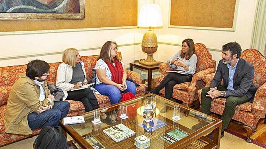 Álvaro Pérez, Mónica Díaz y Belén Prego, miembros de la plataforma vecinal, junto a Inés Rey y Juan Díaz Villoslada.