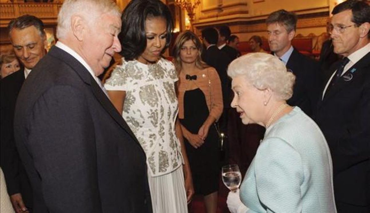 La reina Isabel (dreta) departeix amb Michelle Obama i l’ambaixador dels EUA a la Gran Bretanya, Louis Susman. La reina Isabel (dreta) departeix amb Michelle Obama i l’ambaixador dels EUA a la Gran Bretanya, Louis Susman.
