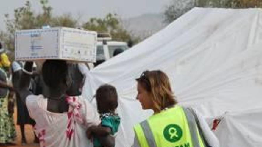 Una membre d&#039;Oxfam fent tasques de l&#039;organització