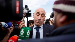 Rubiales admet que es va equivocar, però insisteix que hi va haver consentiment: «Va ser simultani, la pregunta, la resposta i posteriorment el petó»