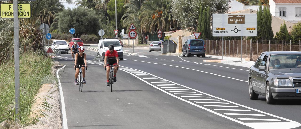 Ciclistas utilizando el nuevo carril bici que unirá El Hondo con las salinas de Santa Pola y Balsares.