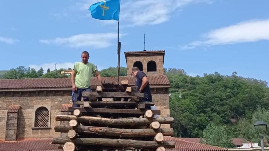 San Xuan entra por Turón con &quot;foguera&quot;, motos y arrozada