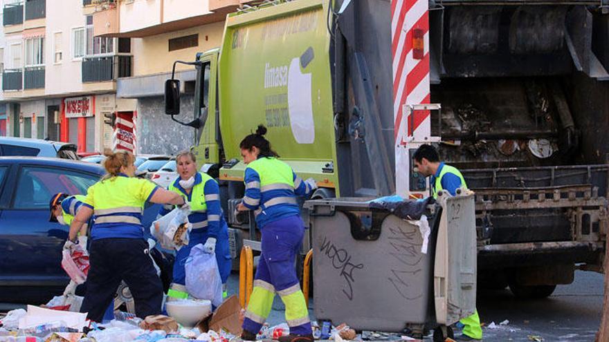 Trabajadores de Limasa en el barrio de Capuchinos.