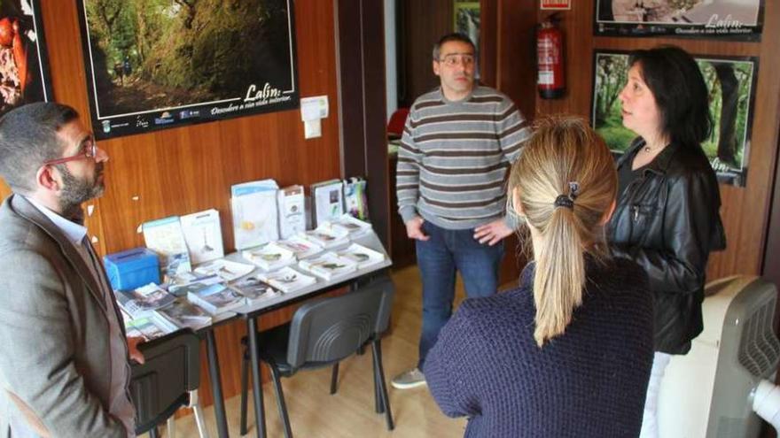 Vilariño (izquierda) visitó ayer la oficina de turismo, a la que se incorporaron dos trabajadores.