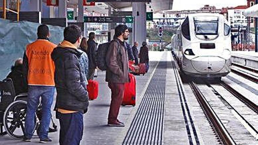 Tren a su llegada a la estación de Zamora.