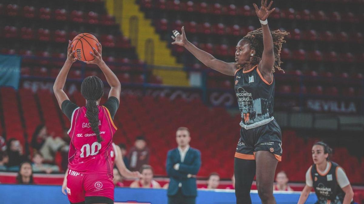 Fatou Filor intenta cortar un pase de una rival. | LOZ