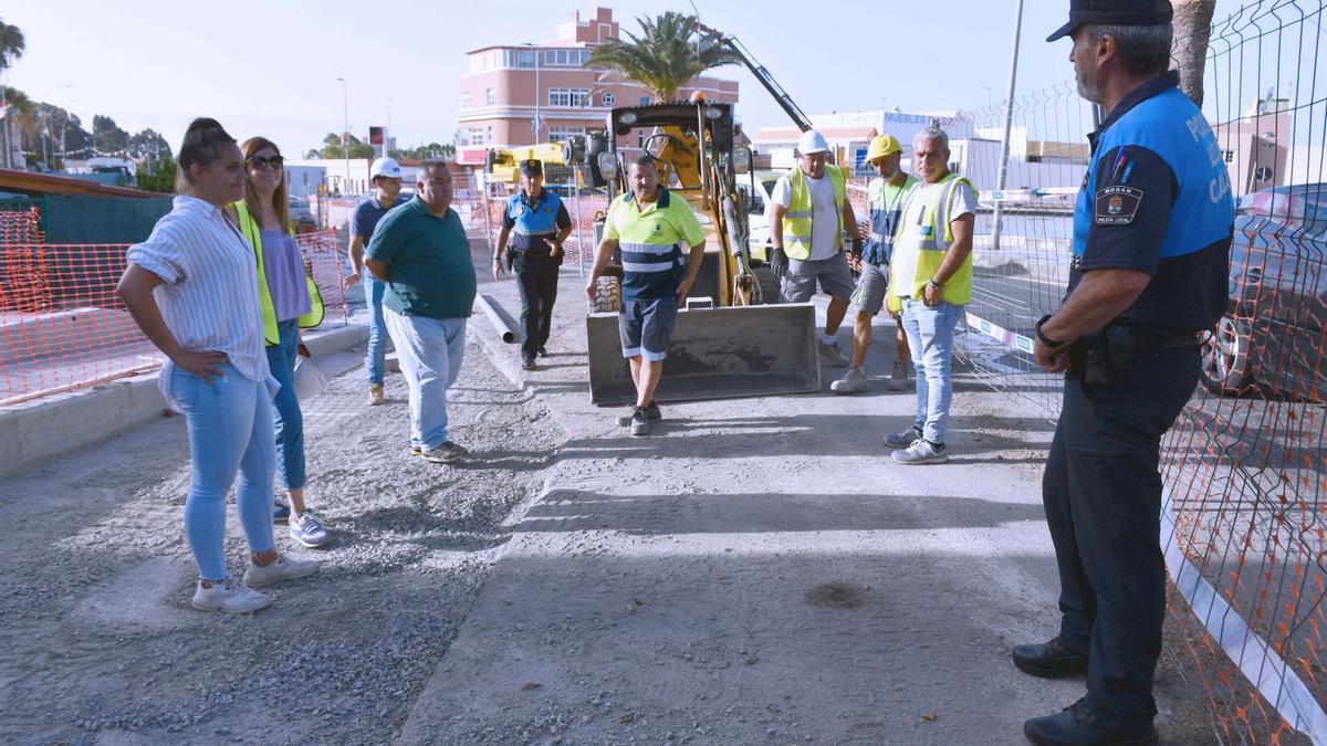 El concejal  Víctor Gutiérrez (polo verde) con personal municipal , Policía Local y responsables de la obra en la vía GC-500.