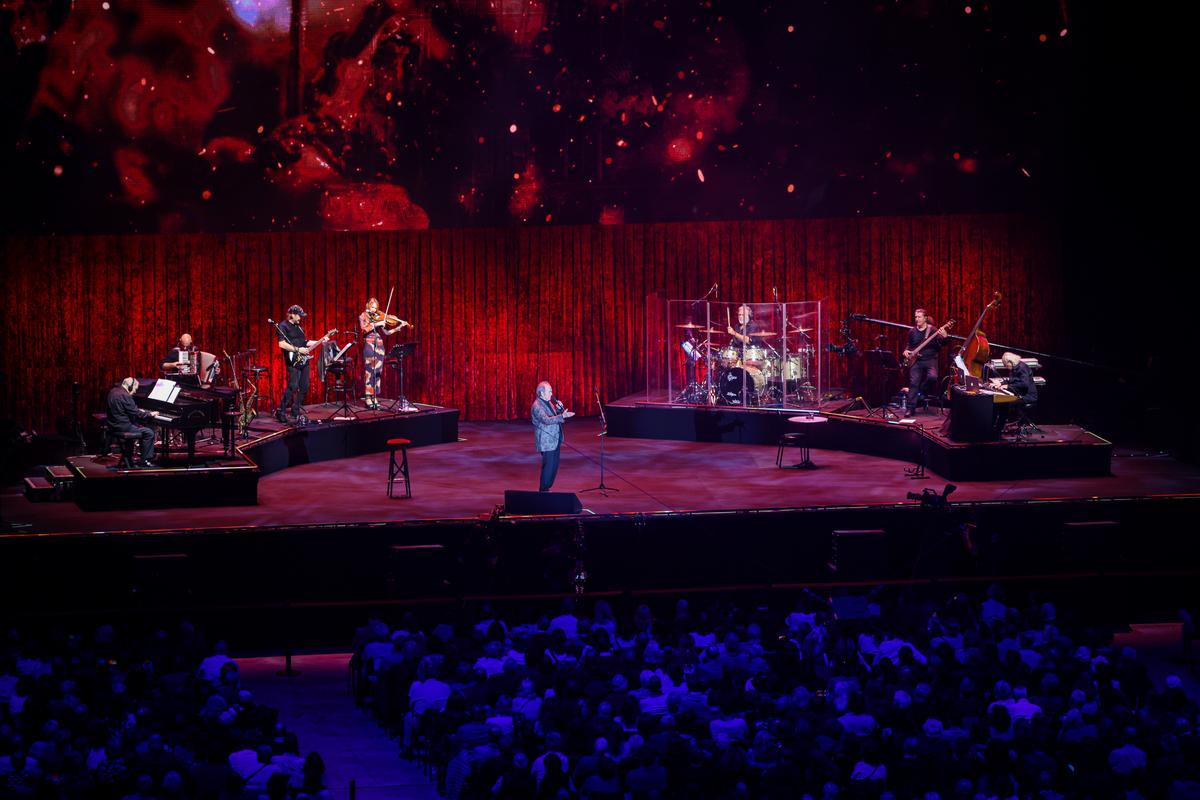 Pla general del Palau Sant Jordi amb Joan Manuel Serrat a l'escenari durant l'últim concert