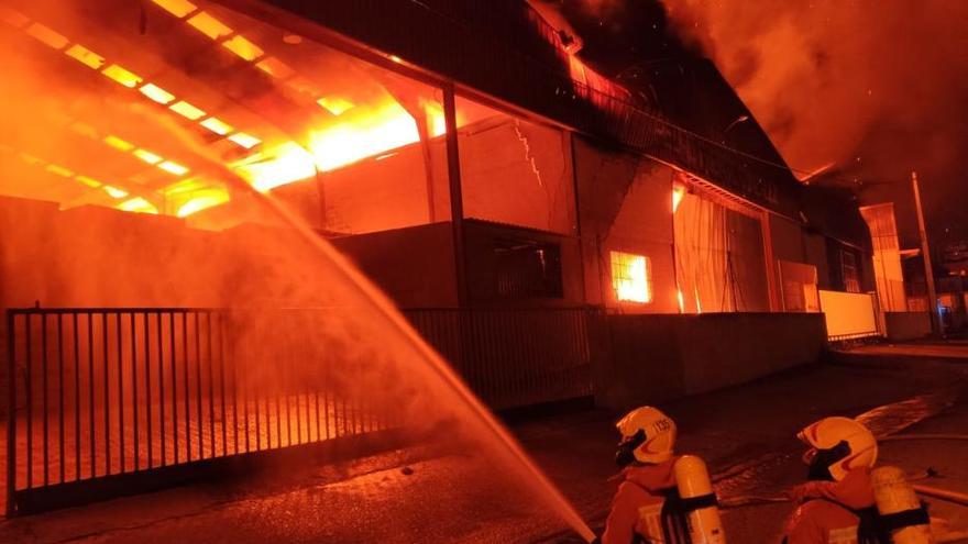 Incendio en una nave de cebollas en la Pobla de Vallbona