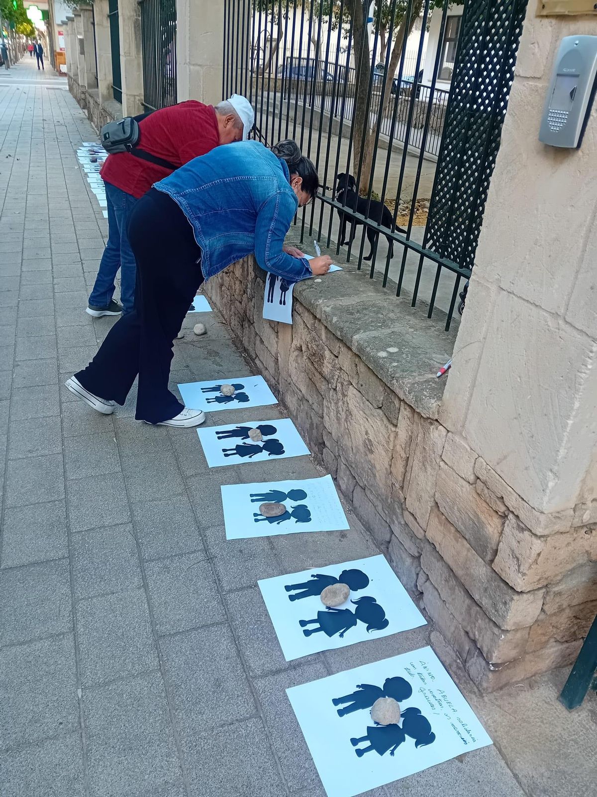 Familiares frente a la 'escoleta' Can Alonso escribiendo mensajes de apoyo a las trabajadoras.