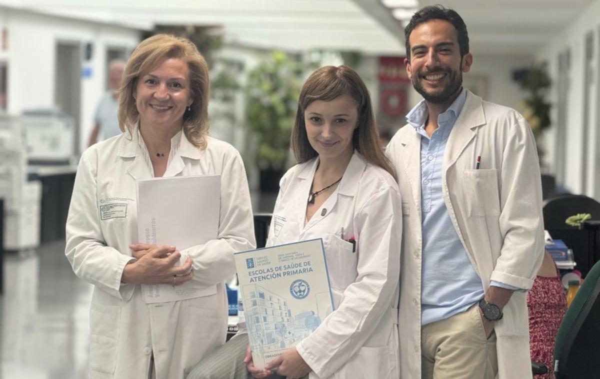 Verónica Civeira, en el centro, con parte del equipo de Escolas de Saúde. | SERGAS